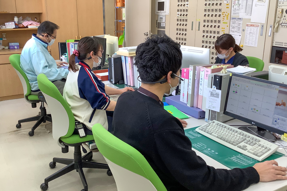 インカムを利用した情報共有を行なっております。
